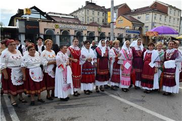 Folklornim večerima večeras su počele 53. vinkovačke jeseni