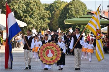 Vinkovcima prodefiliralo 3.000 najmlađih čuvara hrvatske folklorne tradicije