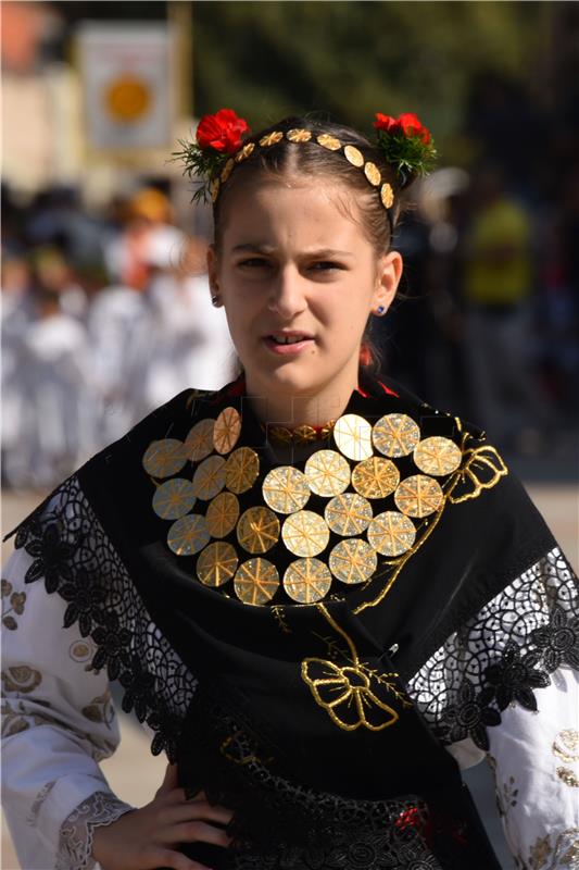 Vinkovcima prodefiliralo 3.000 najmlađi čuvara hrvatske folklorne tradicije