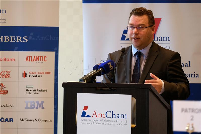 Labour minister presents active employment policy to AmCham