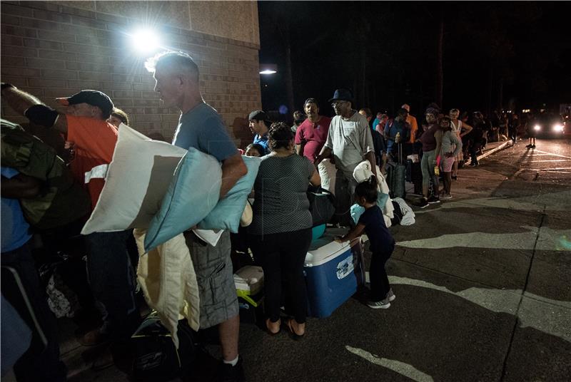 Uragan Florence blago slabi dok se kreće prema američkoj obali - NHC