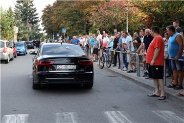 Okupljanje građana na zagrebačkom Vukomercu zbog pucnjave