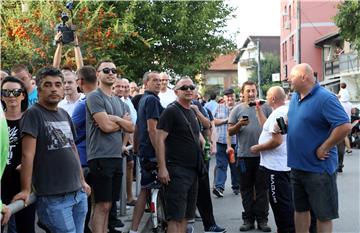 Okupljanje građana na zagrebačkom Vukomercu zbog pucnjave