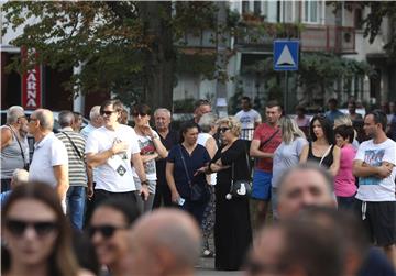 Okupljanje građana na zagrebačkom Vukomercu zbog pucnjave