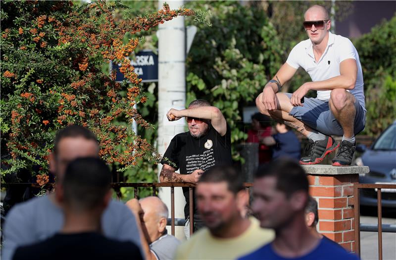 Okupljanje građana na zagrebačkom Vukomercu zbog pucnjave