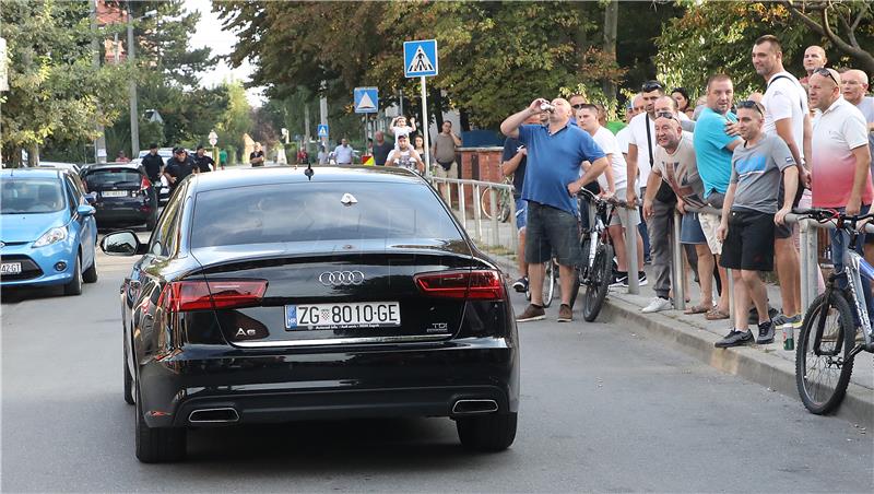 Okupljanje građana na zagrebačkom Vukomercu zbog pucnjave