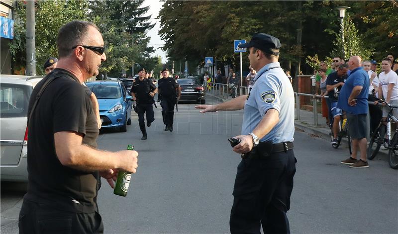 Okupljanje građana na zagrebačkom Vukomercu zbog pucnjave