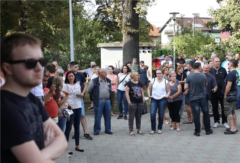 Okupljanje građana na zagrebačkom Vukomercu zbog pucnjave