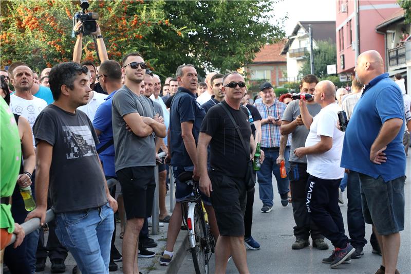 Okupljanje građana na zagrebačkom Vukomercu zbog pucnjave