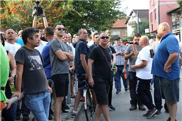 Okupljanje građana na zagrebačkom Vukomercu zbog pucnjave