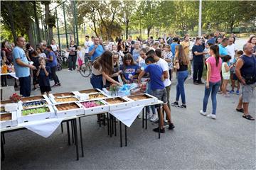 Okupljanje ispred zagrebačke Osnovne škole "Vukomerec"