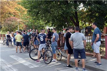 Okupljanje ispred zagrebačke Osnovne škole "Vukomerec"