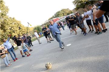 Okupljanje ispred zagrebačke Osnovne škole "Vukomerec"