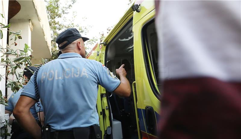 Hitna pomoć odvela mlađu žensku osobu iz kuće romske obitelji