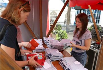 Humanitarna prodaja majica s vizualima akcije Terry Fox Run