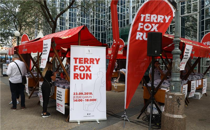 Humanitarna prodaja majica s vizualima akcije Terry Fox Run