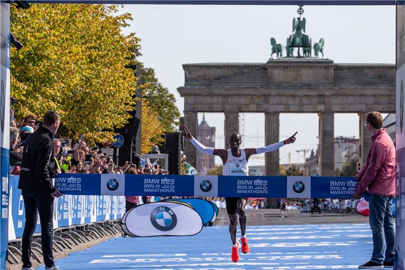 Kenijac Kipchoge postavio novi svjetski rekord u maratonu