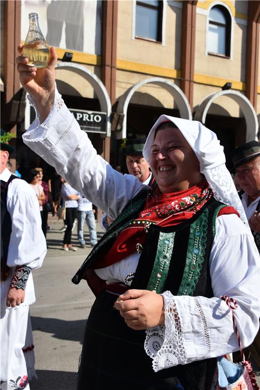 Premijer Plenković otvorio svečani mimohod 53. Vinkovačkih jeseni