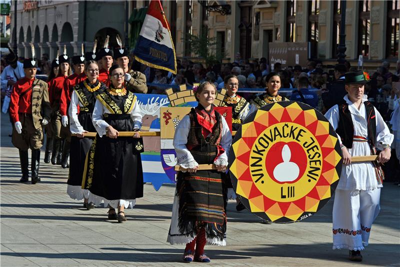 U svečanom mimohodu 53. Vinkovačkih jeseni Vinkovcima prošlo 4.500 folkloraša