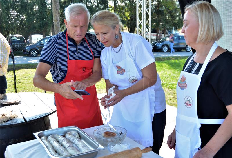 Na ŠtrudlaFestu u Jaškovu: Štrudle od sira, jabuka, šljiva, bresaka, mesa..