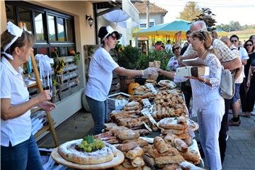 Na ŠtrudlaFestu u Jaškovu: Štrudle od sira, jabuka, šljiva, bresaka, mesa..