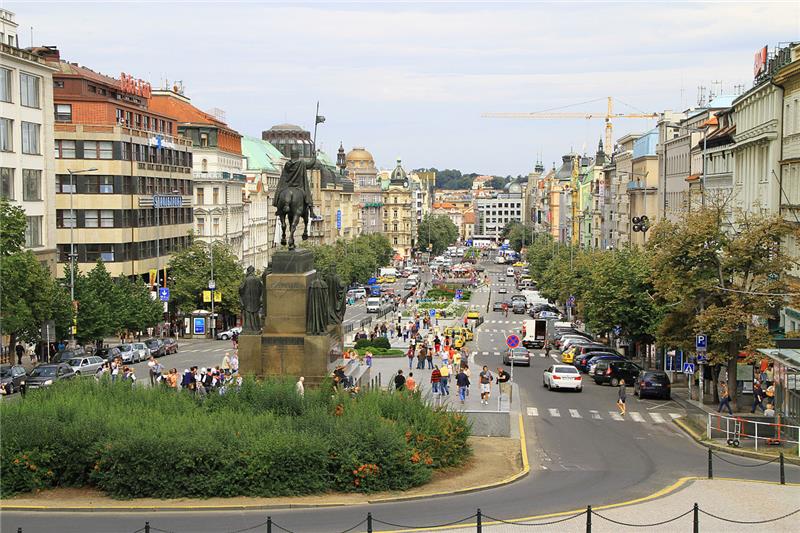 Pješaci u Pragu nenamjerno gaze po židovskim nadgrobnim spomenicima