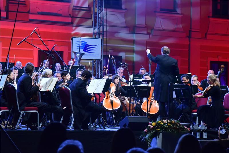 Vukovar: Svečanim koncertom obilježeno 20 godina od prvog nastupa Zagrebačke filharmonije u Vukovaru