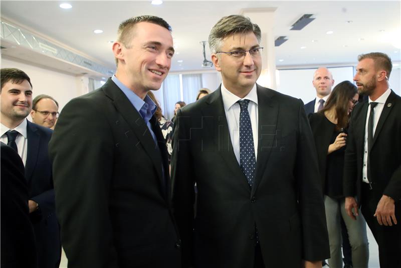 Beli Manastir: Plenković kratko razgovarao s Penavom