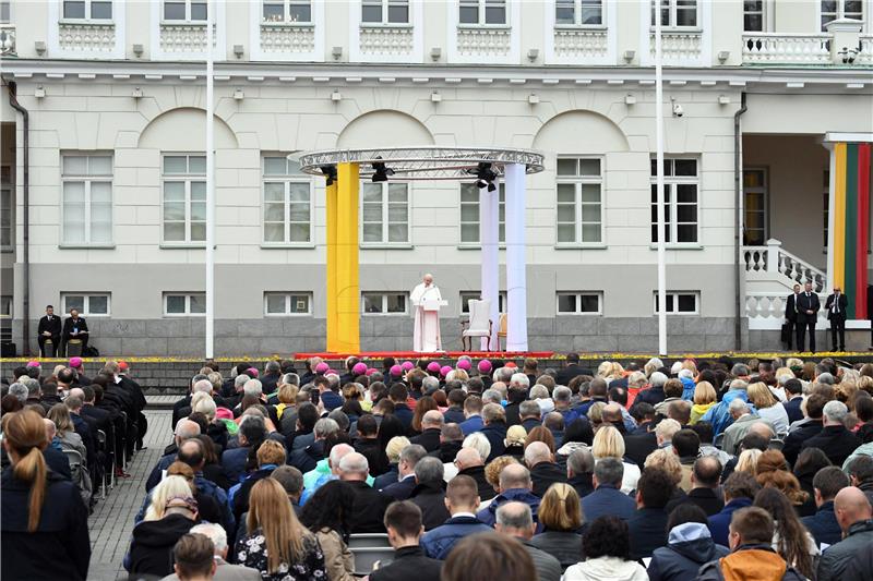 U Vilniusu Papa kritizirao zemlje koje ne žele prihvatiti izbjeglice