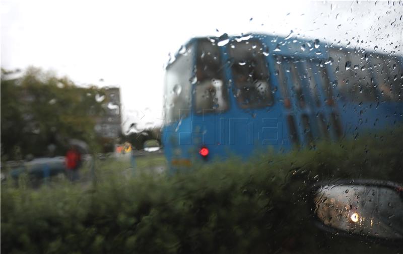 Zagreb: Zahlađenje i kiša na gradskim ulicama