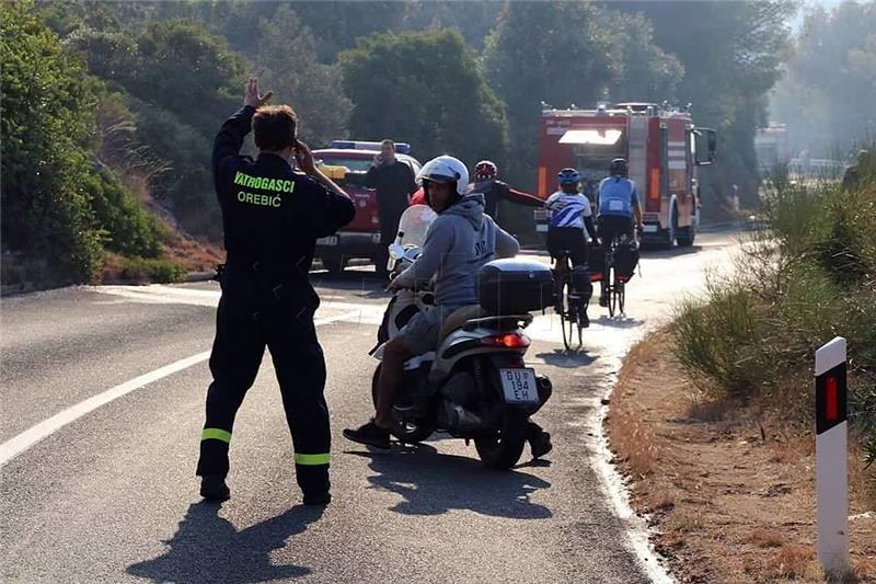 Razbuktao se požar na Pelješcu, evakuiraju se stanovnici Mokala