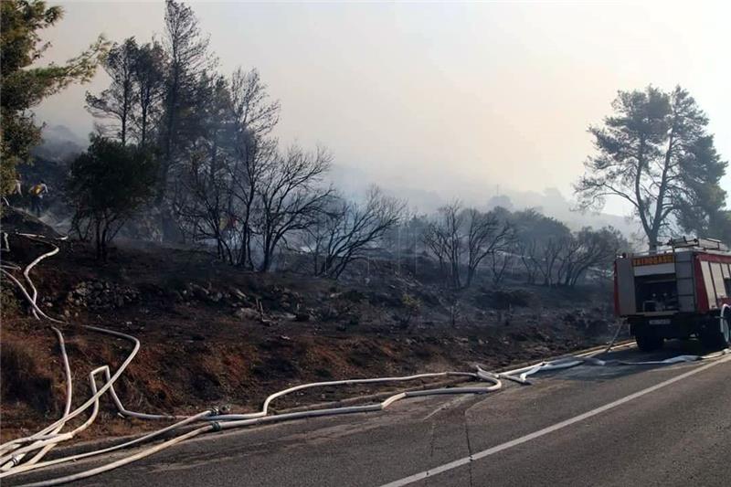 Razbuktao se požar na Pelješcu, evakuiraju se stanovnici Mokala