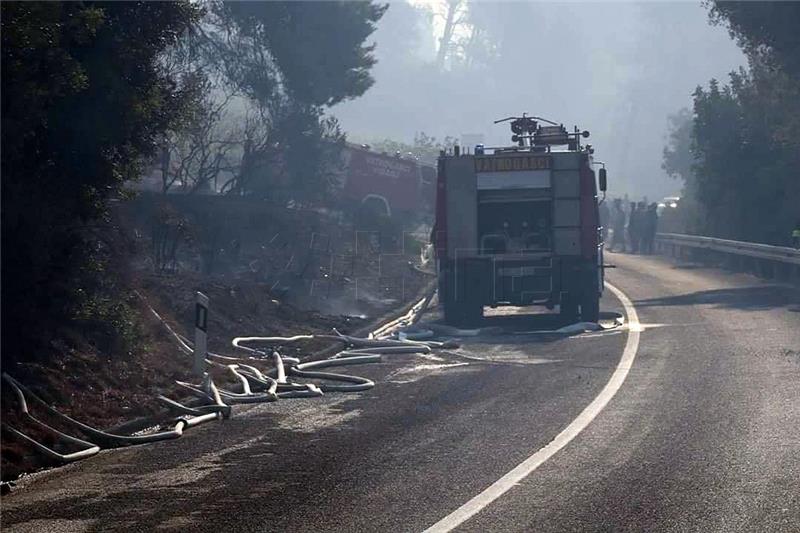 Razbuktao se požar na Pelješcu, evakuiraju se stanovnici Mokala