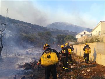 Wildfire on Peljesac reaches residential area, locals and tourists evacuated