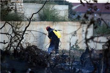 Požar na Pelješcu zahvatio četiri kuće