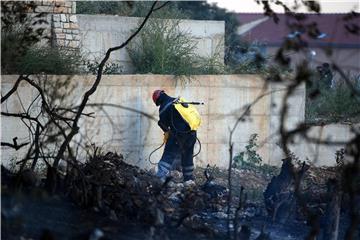 Požar na Pelješcu zahvatio četiri kuće