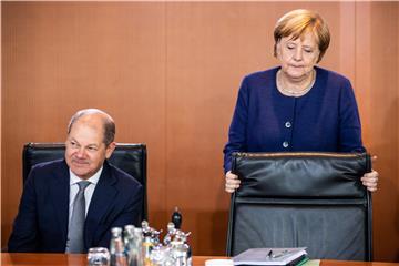 Upitna budućnost Angele Merkel nakon gubitka desne ruke u parlamentu