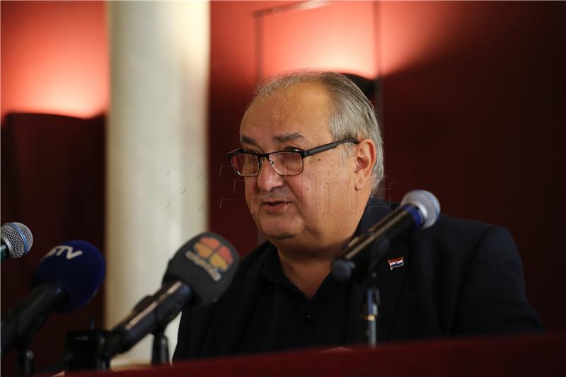  Božidar Šnajder, intedant osječkog HNK-a održao konferenciju za novinare