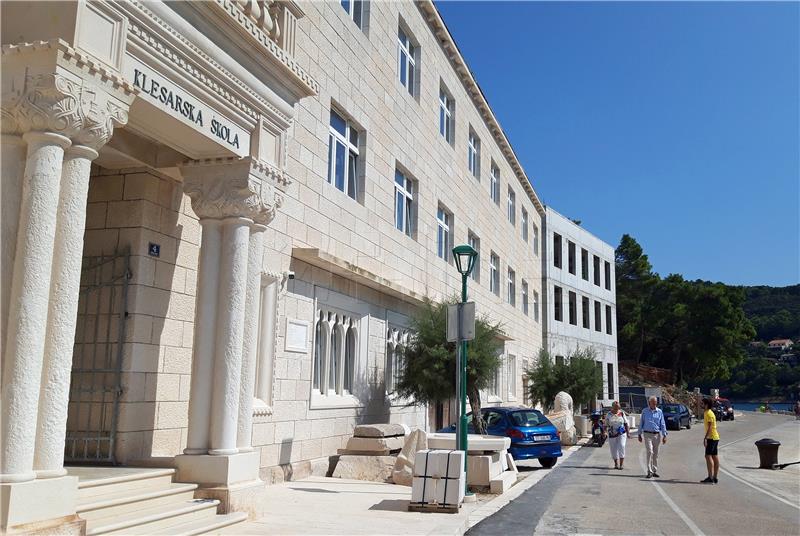 Klesarska škola u Pučišćima privlači sve više stranaca