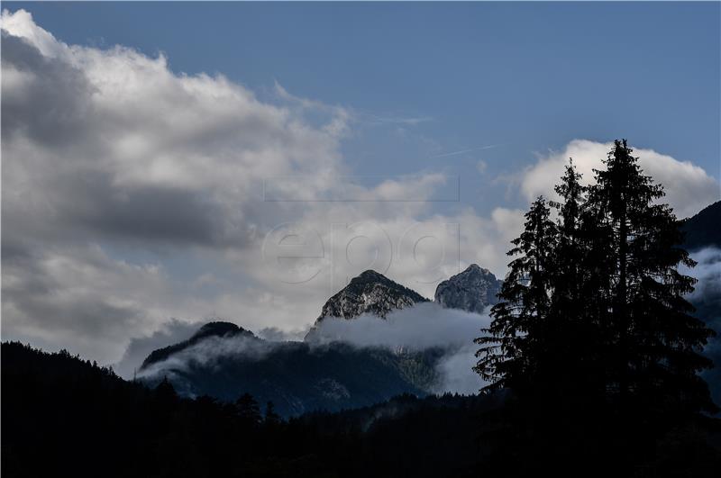 Na Triglav vraćen restaurirani Aljažev stup, 'pleh s dušom' i 'simbol slovenstva'