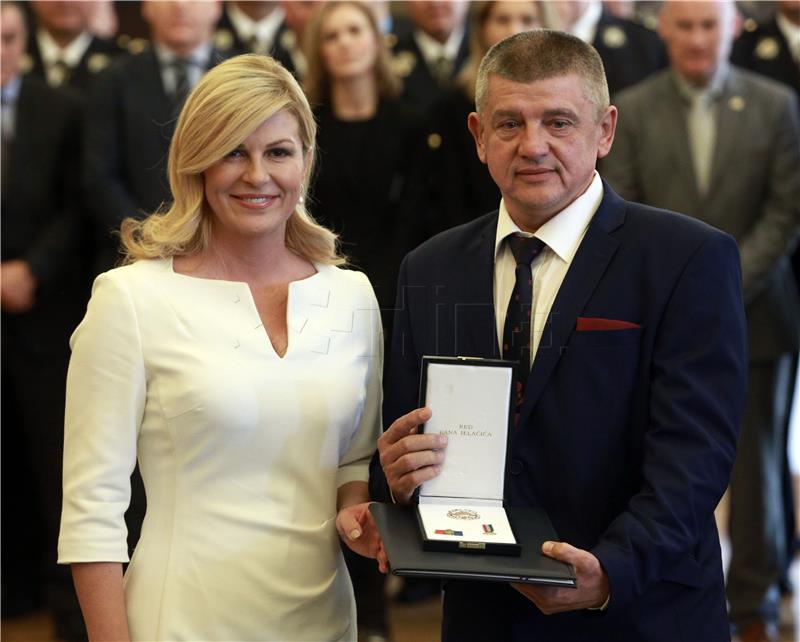 Grabar-Kitarović priredila svečani prijam u prigodi obilježavanja Dana policije i blagdana sv. Mihovila