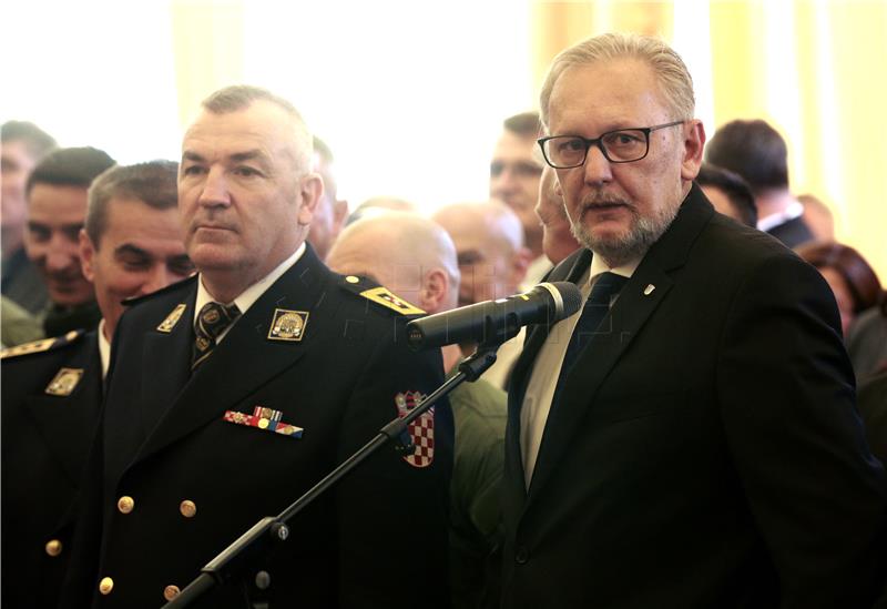 Grabar-Kitarović priredila svečani prijam u prigodi obilježavanja Dana policije i blagdana sv. Mihovila