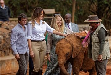 Melania Trump u Keniji na bočicu hranila sloniće 