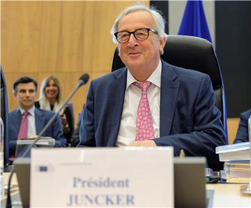 Juncker zaplesao za govornicom, oponašajući britansku premijerku May