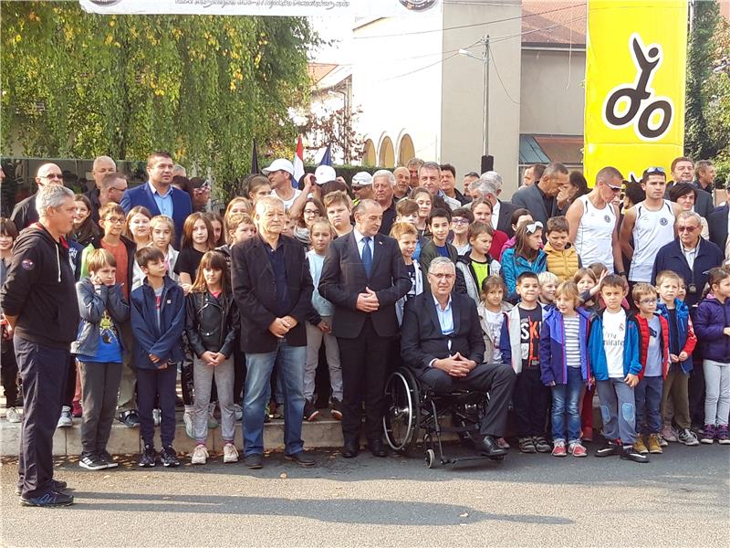 Medved na otvaranju ultramaratona Vukovar - Zagreb