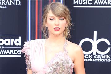 Taylor Swift opet trijumfirala na American Music Awards, pozvala fanove da izađu na izbore