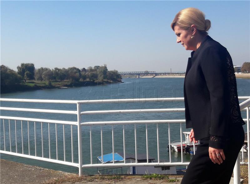 Kolinda Grabar Kitarović upoznata sa stanjem na Savi nakon eksplozije u Rafineriji