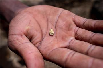 MOZAMBIQUE PHOTO SET GOLD MINERS