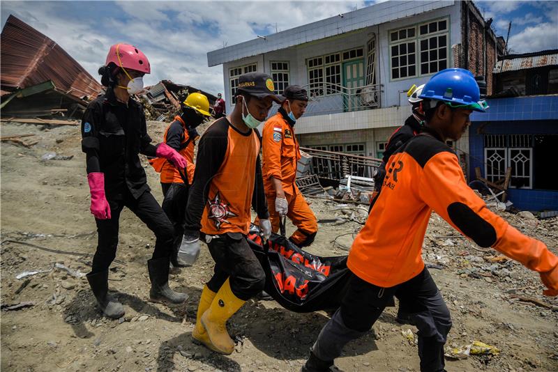 Nakon bujičnih poplava u Indoneziji 22 mrtvih i brojni nestali