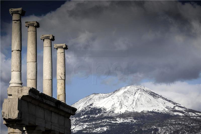 Natpis na zidu u Pompejima sugerira da se erupcija zbila u listopadu 